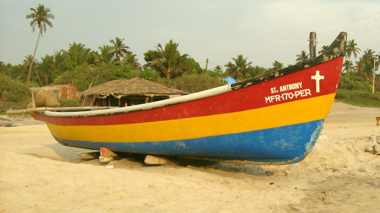 Рыбацкая лодка на пляже Арамболя