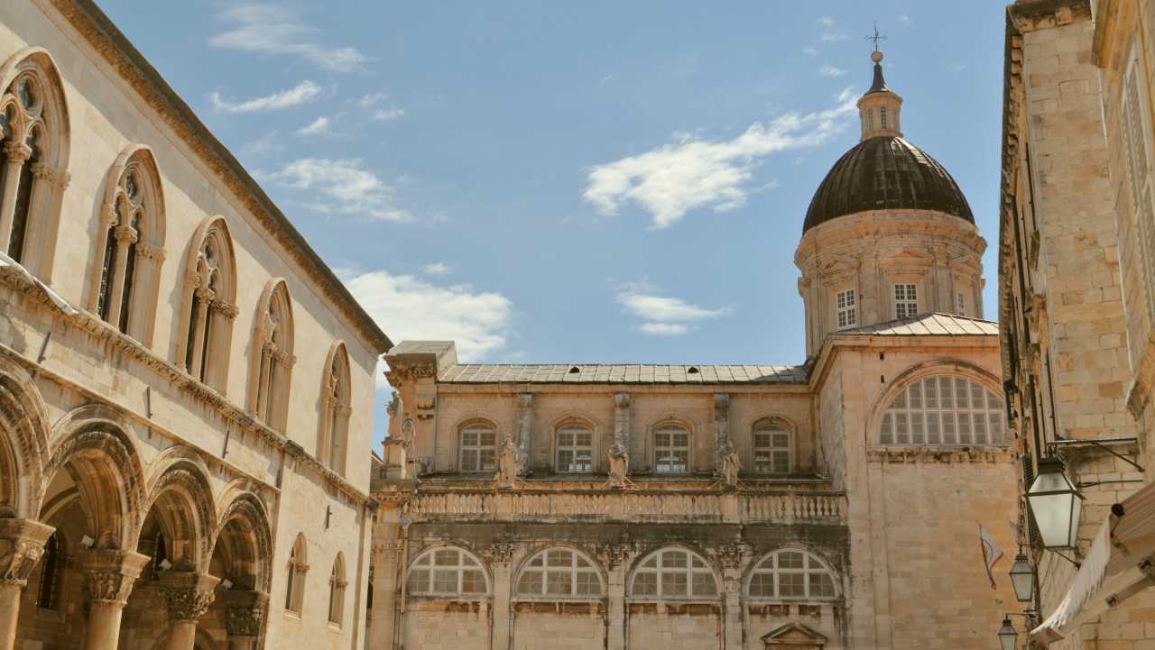 Величественное строение в исторической части Дубровника, Хорватия