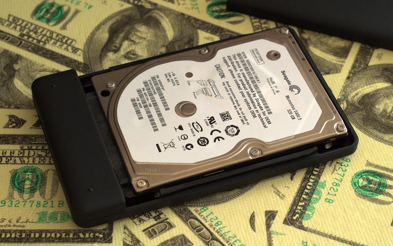 Как сделать внешний ssd. Установка жесткого диска. Как ставить внешний жесткий диск. Как внутренний жесткий диск сделать внешним. Ка4 из жесткого диска сделать внешний аккумулятор для.